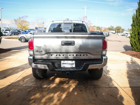 Used 2016 Toyota Tacoma Limited image 9