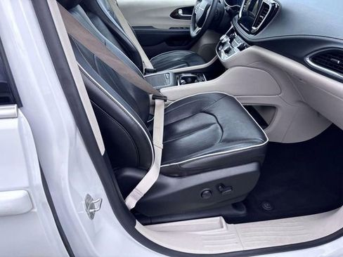 Used 2023 Chrysler Pacifica Limited FWD image 29