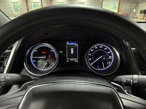 Used 2020 Toyota Camry SE w/ Sunroof Package FWD image 33