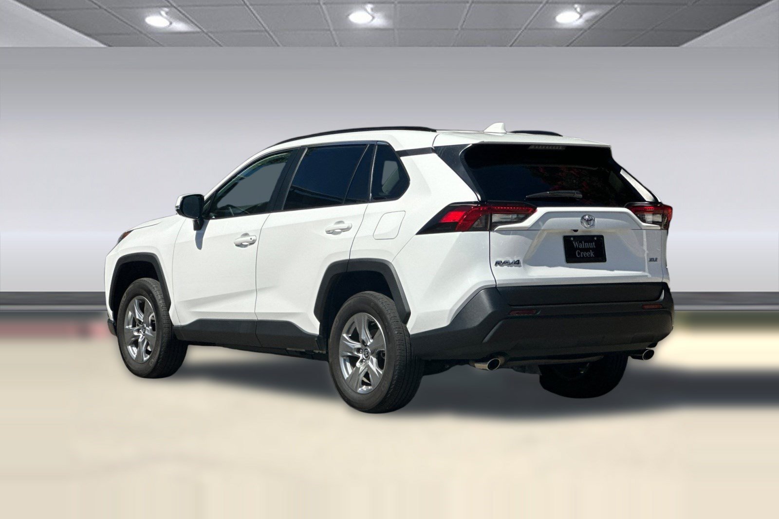 Used 2024 Toyota RAV4 XLE w/ Convenience Package FWD image 3