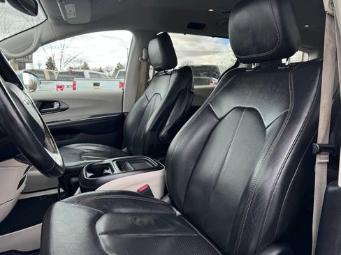 Used 2020 Chrysler Pacifica Touring-L image 14