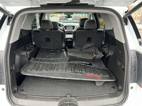 Certified 2023 GMC Acadia SLT w/ Technology Package image 19