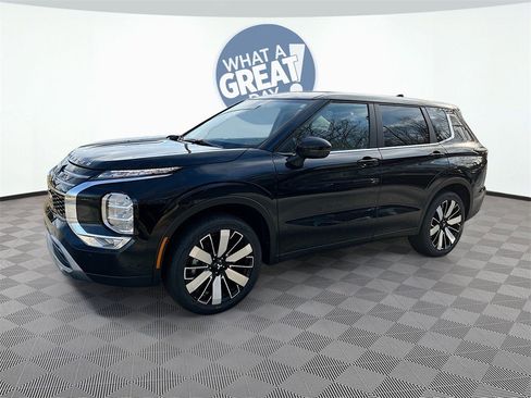 New 2025 Mitsubishi Outlander SE image 24