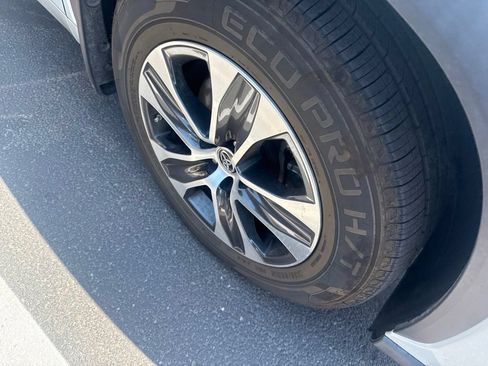 Used 2022 Toyota Highlander XLE AWD/4WD image 10