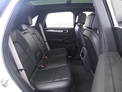 Certified 2023 Porsche Cayenne AWD/4WD image 18