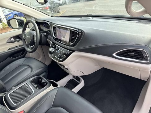 Used 2024 Chrysler Pacifica Limited FWD image 13