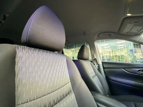 Used 2018 Nissan Rogue SV image 17