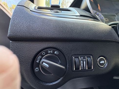 Used 2019 Chrysler 300 Touring w/ Chrome Appearance Package image 11