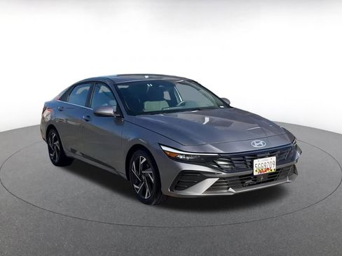 Used 2025 Hyundai Elantra SEL image 3