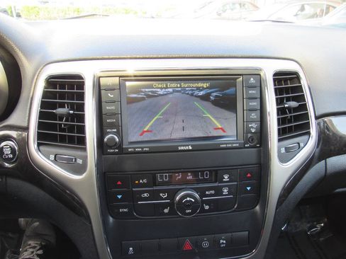 Used 2011 Jeep Grand Cherokee Laredo AWD/4WD image 16