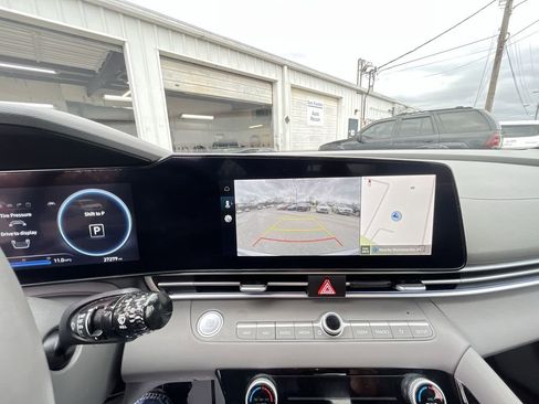 Used 2025 Hyundai Elantra SEL image 17