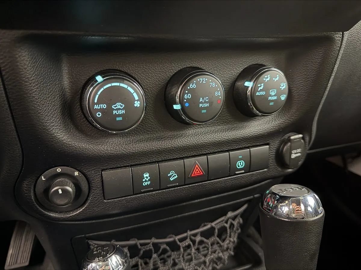 Used 2015 Jeep Wrangler Unlimited Rubicon w/ Connectivity Group AWD/4WD image 17