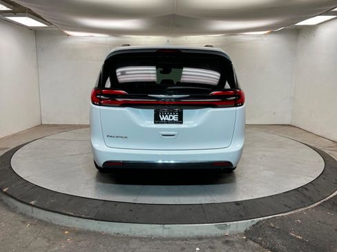 Used 2022 Chrysler Pacifica Touring-L image 4