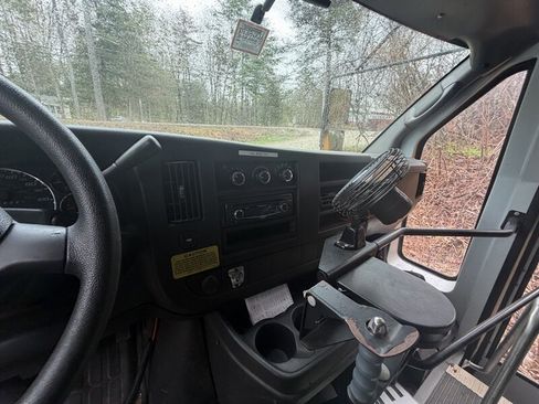Used 2009 Chevrolet Express 3500 RWD image 16
