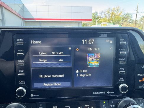 Used 2022 Toyota Highlander XLE AWD/4WD image 18