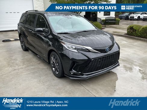 Used 2023 Toyota Sienna XSE FWD image 1