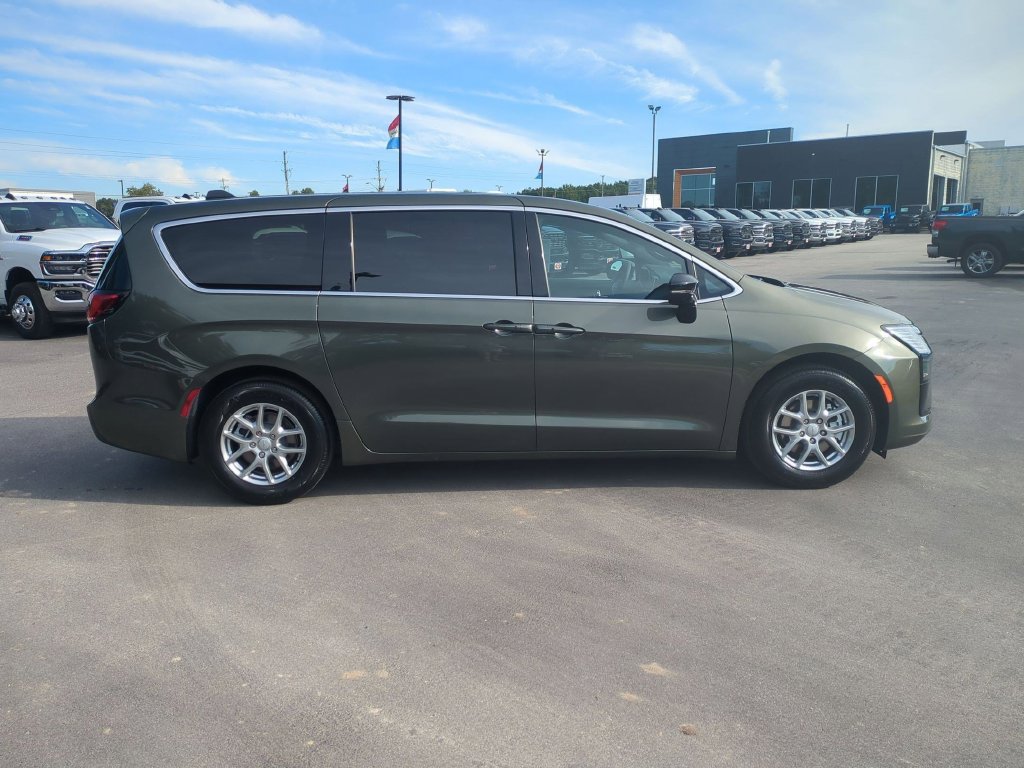 New 2027 Chrysler Pacifica Select FWD image 3
