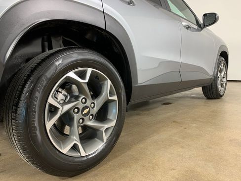 Used 2025 Chevrolet Trax LT image 9