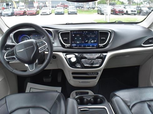 Used 2023 Chrysler Pacifica Touring-L FWD image 28