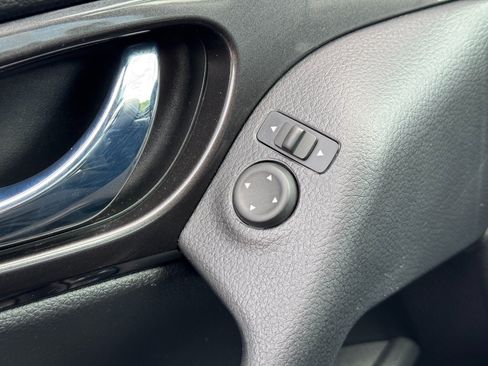 Used 2020 Nissan Rogue SV AWD/4WD image 16