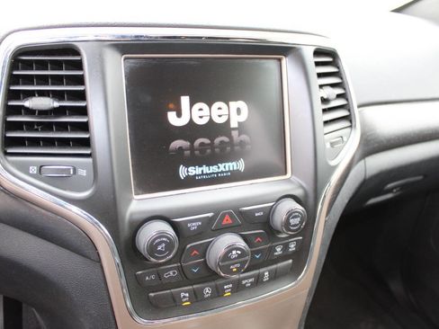 Used 2017 Jeep Grand Cherokee Laredo w/ Quick Order Package 23E image 15