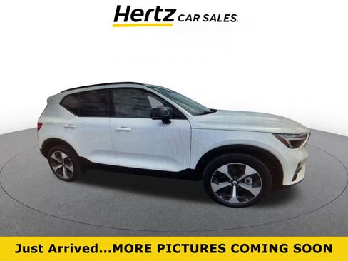 Used 2024 Volvo XC40 B5 Core AWD/4WD image 1