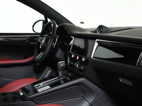 Used 2026 Porsche Macan AWD/4WD image 37
