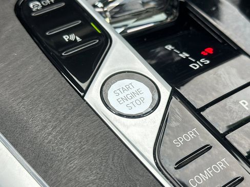 Used 2025 BMW X7 xDrive40i w/ Premium Package image 24