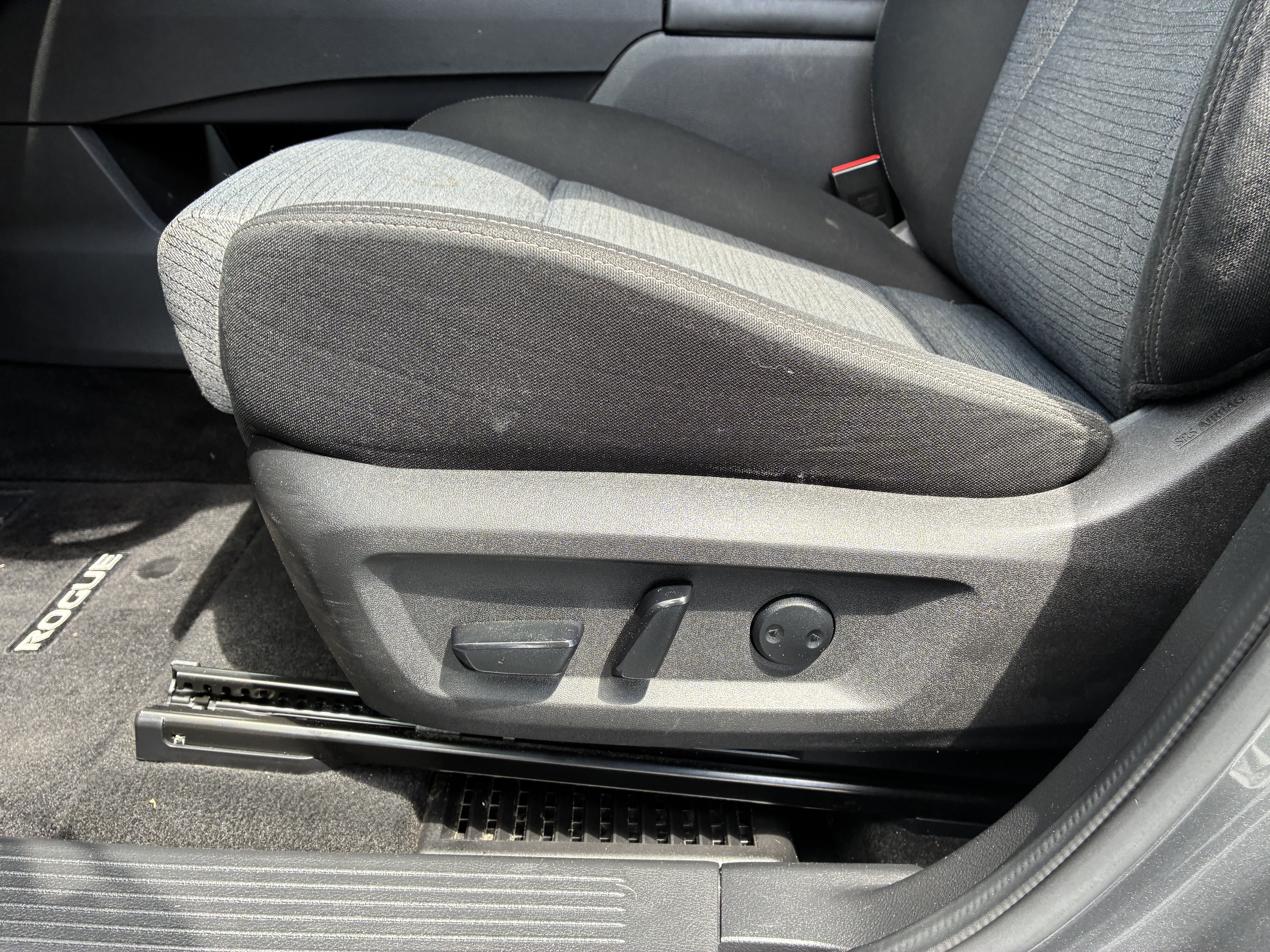 Used 2022 Nissan Rogue SV FWD image 24