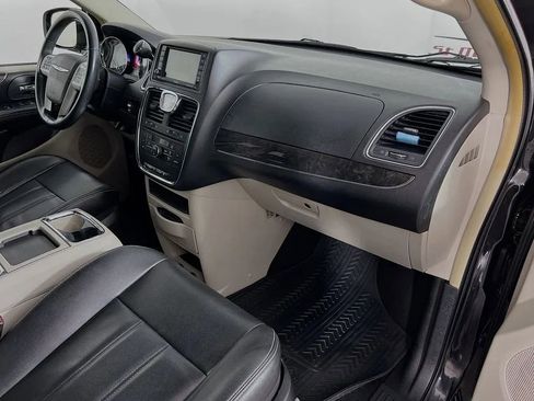 Used 2014 Chrysler Town & Country Touring image 30