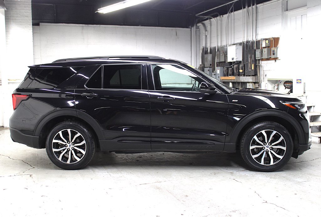 Used 2025 Ford Explorer ST-Line AWD/4WD image 2