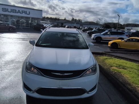 Used 2018 Chrysler Pacifica Touring-L image 4