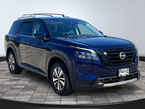 Used 2025 Nissan Pathfinder SL w/ Black Appearance Package AWD/4WD image 3