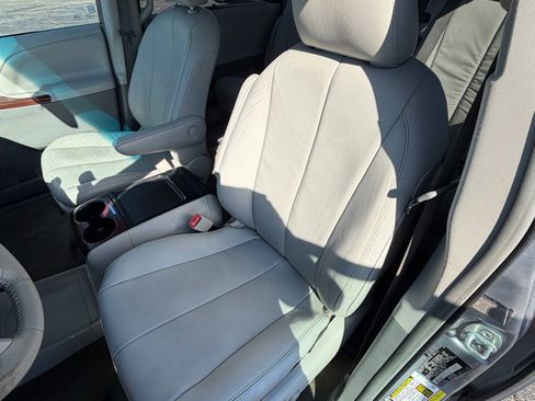 Used 2012 Toyota Sienna XLE image 10