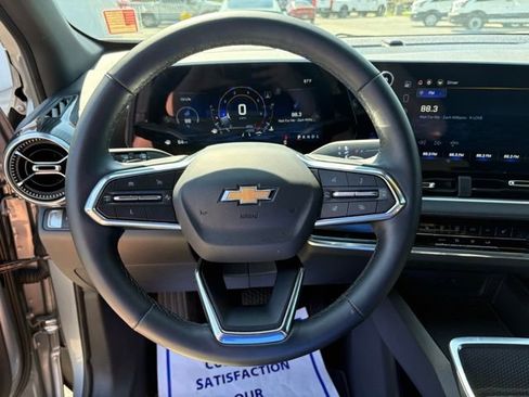 Used 2025 Chevrolet Equinox LT w/ Safety and Technology Package FWD image 16