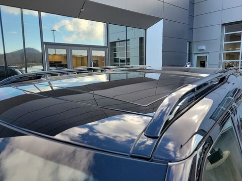 Used 2025 Land Rover Discovery Dynamic SE image 13