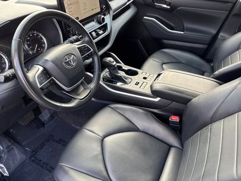 Used 2023 Toyota Highlander XLE image 4