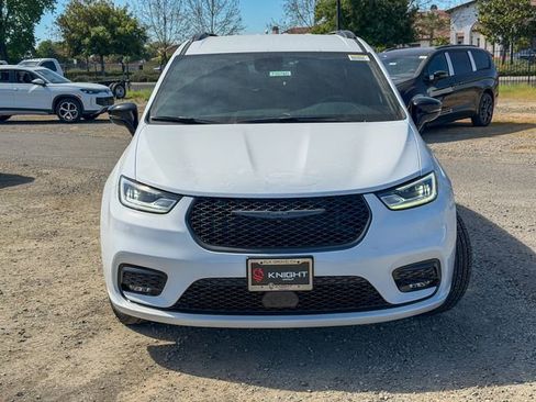 New 2026 Chrysler Pacifica Select image 3