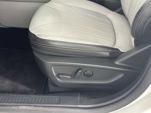 Used 2025 Ford Escape SE w/ PHEV Premium Package FWD image 9