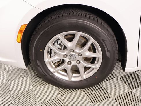 Used 2024 Chrysler Pacifica Touring-L image 18