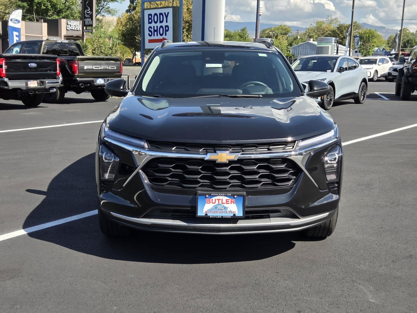 Used 2025 Chevrolet Trax LT w/ LT Convenience Package FWD image 2