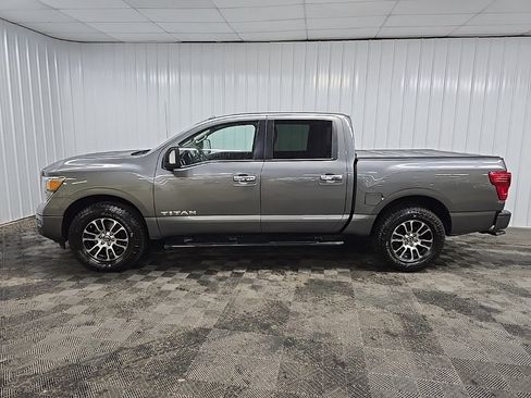 Used 2021 Nissan Titan SV w/ SV Convenience Package image 5