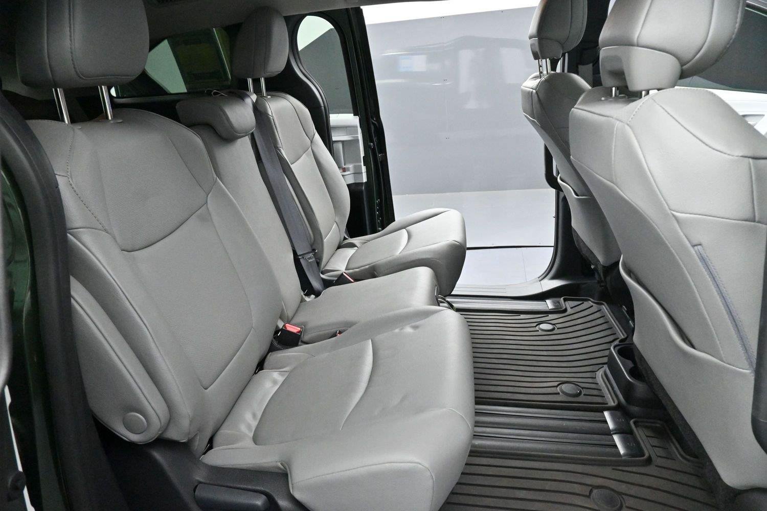 Used 2025 Toyota Sienna XLE FWD image 34