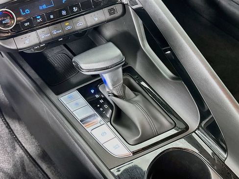 Used 2025 Hyundai Elantra Limited FWD image 17