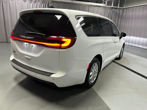 Used 2023 Chrysler Pacifica Touring image 7