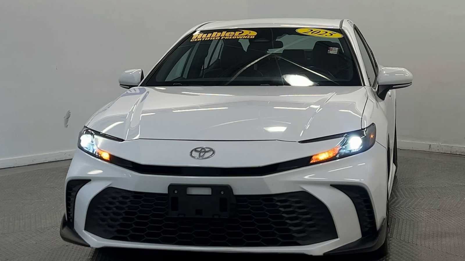 Used 2025 Toyota Camry SE FWD image 3