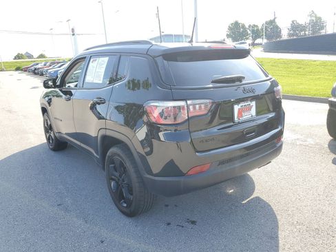 Used 2018 Jeep Compass Latitude AWD/4WD image 3