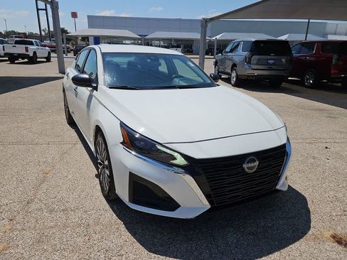 Used 2025 Nissan Altima 2.5 SV FWD image 2