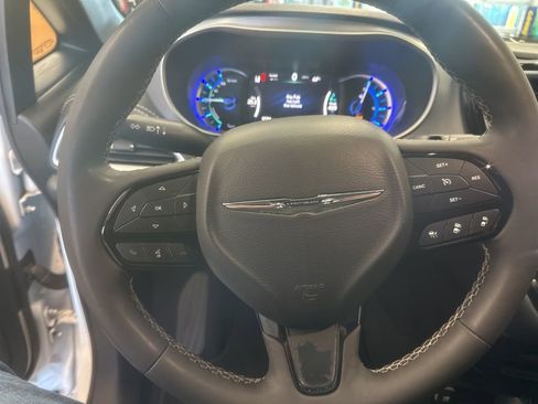 Used 2024 Chrysler Pacifica Select image 8