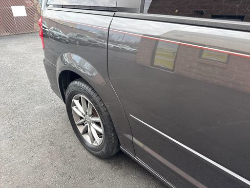 Used 2014 Dodge Grand Caravan SE image 16